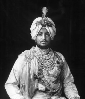 <a href="https://www.theepochtimes.com/assets/uploads/2015/07/SirBhupindraSinghMaharajaofPatiala_medium.jpg"><img src="https://www.theepochtimes.com/assets/uploads/2015/07/SirBhupindraSinghMaharajaofPatiala_medium.jpg" alt="Sir Bhupindra Singh, Maharaja of Patiala (National Portrait Gallery, London)" title="Sir Bhupindra Singh, Maharaja of Patiala (National Portrait Gallery, London)" width="320" class="size-medium wp-image-122512"/></a>