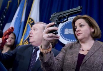 <a href="https://www.theepochtimes.com/assets/uploads/2015/07/SpeakerQuinn_medium.JPG"><img src="https://www.theepochtimes.com/assets/uploads/2015/07/SpeakerQuinn_medium.JPG" alt="Council Speaker Christine Quinn (C) holds up a toy gun that looks too much like a real gun. (William Alatriste/New York City Council)" title="Council Speaker Christine Quinn (C) holds up a toy gun that looks too much like a real gun. (William Alatriste/New York City Council)" width="320" class="size-medium wp-image-96335"/></a>