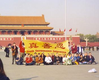 <a href="https://www.theepochtimes.com/assets/uploads/2015/07/Tiananmen20Nov01_medium.jpg"><img src="https://www.theepochtimes.com/assets/uploads/2015/07/Tiananmen20Nov01_medium.jpg" alt="Western Falun Gong adherents shock Chinese officials and bring encouragement to Chinese adherents by protesting on Tiananmen Square on Nov. 20, 2001.  (The Epoch Times Photo Archive)" title="Western Falun Gong adherents shock Chinese officials and bring encouragement to Chinese adherents by protesting on Tiananmen Square on Nov. 20, 2001.  (The Epoch Times Photo Archive)" width="320" class="size-medium wp-image-115937"/></a>