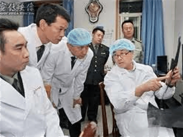 <a href="https://www.theepochtimes.com/assets/uploads/2015/07/WangLijun-1.png"><img class="wp-image-279127" title="WangLijun-1" src="https://www.theepochtimes.com/assets/uploads/2015/07/WangLijun-1-600x450.png" alt="Wang Lijun is pictured showing military officials through his laboratory" width="354" height="265"/></a>