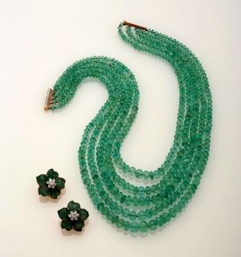 <a href="https://www.theepochtimes.com/assets/uploads/2015/07/beadnecklace2_medium.jpg"><img src="https://www.theepochtimes.com/assets/uploads/2015/07/beadnecklace2_medium.jpg" alt="Emerald bead necklace with diamond clasp, by Seaman Schepps, estimated at $6,000 to $8,000.(Courtesy of Keno Auctions)" title="Emerald bead necklace with diamond clasp, by Seaman Schepps, estimated at $6,000 to $8,000.(Courtesy of Keno Auctions)" width="320" class="size-medium wp-image-132107"/></a>