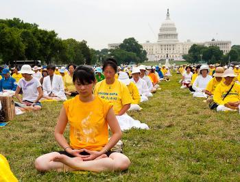 <a href="https://www.theepochtimes.com/assets/uploads/2015/07/capitolmed_medium.jpg"><img class="size-medium wp-image-89534" title="Thousands of Falun Gong practitioners meditate in front of the capitol building. (Dai Bing/The Epoch Times)" src="https://www.theepochtimes.com/assets/uploads/2015/07/capitolmed_medium.jpg" alt="Thousands of Falun Gong practitioners meditate in front of the capitol building. (Dai Bing/The Epoch Times)" width="320"/></a>