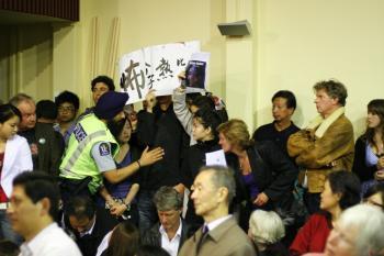 <a href="https://www.theepochtimes.com/assets/uploads/2015/07/chinesestudent_medium.jpg"><img src="https://www.theepochtimes.com/assets/uploads/2015/07/chinesestudent_medium.jpg" alt="Chinese Students protesting against Rebiya Kadeer's NZ visit. (Jason Wang/The Epoch Times)" title="Chinese Students protesting against Rebiya Kadeer's NZ visit. (Jason Wang/The Epoch Times)" width="320" class="size-medium wp-image-93955"/></a>