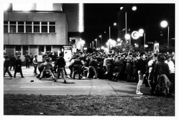 <a href="https://www.theepochtimes.com/assets/uploads/2015/07/eger_medium.jpg"><img src="https://www.theepochtimes.com/assets/uploads/2015/07/eger_medium.jpg" alt="Violent confrontations between demonstrators and security personnel during demonstrations in downtown East Berlin October 7, 1989.   (Courtesy of Nikolaus Becker/www.bilderundfilme.de)" title="Violent confrontations between demonstrators and security personnel during demonstrations in downtown East Berlin October 7, 1989.   (Courtesy of Nikolaus Becker/www.bilderundfilme.de)" width="320" class="size-medium wp-image-72521"/></a>