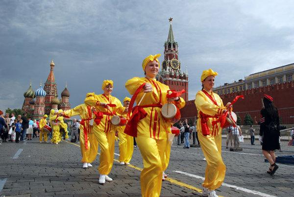 <a href="https://www.theepochtimes.com/assets/uploads/2015/07/falun-gong-russia-04.jpg"><img class="size-large wp-image-282369" title="Falun Gong practitioners perform in a parade around Red Square, just outside the Kremlin in Moscow, on May 27. (The Epoch Times)" src="https://www.theepochtimes.com/assets/uploads/2015/07/falun-gong-russia-04.jpg" alt="Falun Gong practitioners perform in a parade around Red Square, just outside the Kremlin in Moscow, on May 27. (The Epoch Times)" width="590" height="395"/></a>