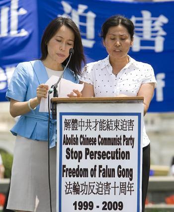 <a href="https://www.theepochtimes.com/assets/uploads/2015/07/genghespeax_medium.jpg"><img class="size-medium wp-image-89533" title="Geng He (R) speaks out for Falun Gong on the 10-year anniversary of the Chinese regime's persecution of the practice. (Dai Bing/The Epoch Times)" src="https://www.theepochtimes.com/assets/uploads/2015/07/genghespeax_medium.jpg" alt="Geng He (R) speaks out for Falun Gong on the 10-year anniversary of the Chinese regime's persecution of the practice. (Dai Bing/The Epoch Times)" width="320"/></a>