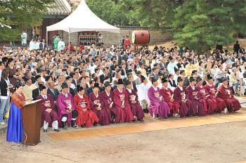 <a href="https://www.theepochtimes.com/assets/uploads/2015/07/kore3_medium.jpg"><img src="https://www.theepochtimes.com/assets/uploads/2015/07/kore3_medium.jpg" alt="'Honor Confucius Day' is celebrated in South Korea. (Zheng Renquan/The Epoch Times)" title="'Honor Confucius Day' is celebrated in South Korea. (Zheng Renquan/The Epoch Times)" width="320" class="size-medium wp-image-93442"/></a>