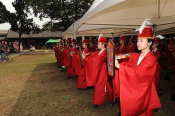 <a href="https://www.theepochtimes.com/assets/uploads/2015/07/kore4_medium.jpg"><img src="https://www.theepochtimes.com/assets/uploads/2015/07/kore4_medium.jpg" alt="Traditional ceremonies mark Seokjeon-daejae, 'Honor Confucius Day' in South Korea. (Zheng Renquan/The Epoch Times)" title="Traditional ceremonies mark Seokjeon-daejae, 'Honor Confucius Day' in South Korea. (Zheng Renquan/The Epoch Times)" width="320" class="size-medium wp-image-93443"/></a>