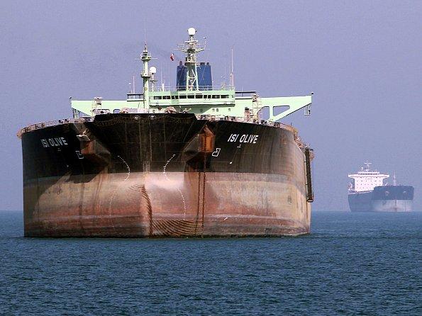 <a href="https://www.theepochtimes.com/assets/uploads/2015/07/oil-tanker-iran-china-148065156.jpg"><img class="size-large wp-image-331377" src="https://www.theepochtimes.com/assets/uploads/2015/07/oil-tanker-iran-china-148065156.jpg" alt="An oil tanker is seen off the port of Bandar Abbas, southern Iran, on July 2, 2012. (Atta Kenare/AFP/GettyImages)" width="590" height="442"/></a>
