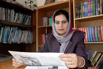 <a href="https://www.theepochtimes.com/assets/uploads/2015/07/papaer_medium.jpg"><img src="https://www.theepochtimes.com/assets/uploads/2015/07/papaer_medium.jpg" alt="FOCUSED: Farida Nekzad, an Afghan journalist based in Kabul, at her desk. (Courtesy of IWMF)" title="FOCUSED: Farida Nekzad, an Afghan journalist based in Kabul, at her desk. (Courtesy of IWMF)" width="320" class="size-medium wp-image-86204"/></a>