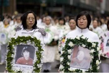 Falun Gong practitioners in a march in New York City hold wreaths in memory of fellow practitioners tortured to death in China for their beliefs. (Jeff Nenarella/The Epoch Times)
