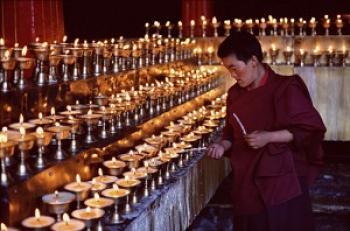 <a href="https://www.theepochtimes.com/assets/uploads/2015/07/tibet1_medium.jpg"><img src="https://www.theepochtimes.com/assets/uploads/2015/07/tibet1_medium.jpg" alt="Monk lighting butter lamps to worship Buddha. (Getty Image)" title="Monk lighting butter lamps to worship Buddha. (Getty Image)" width="320" class="size-medium wp-image-74111"/></a>