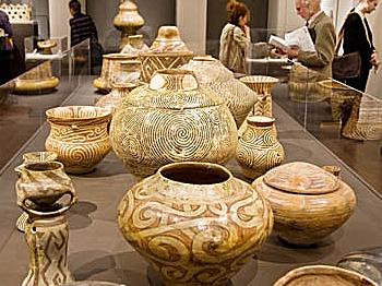 <a href="https://www.theepochtimes.com/assets/uploads/2015/07/web_Pottery_medium.jpg"><img src="https://www.theepochtimes.com/assets/uploads/2015/07/web_Pottery_medium.jpg" alt="Ceramic works are on display in the main gallery. (Jasper Fakkert/The Epoch Times)" title="Ceramic works are on display in the main gallery. (Jasper Fakkert/The Epoch Times)" width="320" class="size-medium wp-image-95163"/></a>