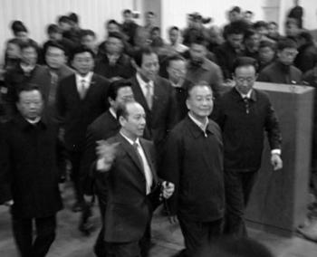 A screen grab from the Shinri website shows Wen Jiabao (center) with who is presumed to be Zhou Licheng (left), being shown around the Shinri facility, and remarking appreciatively on its achievements. (The Epoch Times)