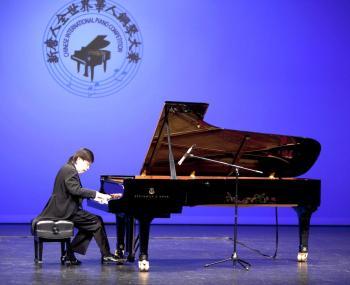 Xiaofeng Wu performs during the final round. (Edward Dai/The Epoch Times)