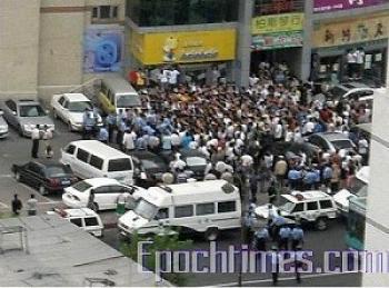 <a href="https://www.theepochtimes.com/assets/uploads/2015/07/xingian_medium.jpg"><img src="https://www.theepochtimes.com/assets/uploads/2015/07/xingian_medium.jpg" alt="Photo taken in Xinjiang region Sunday. (The Epoch Times)" title="Photo taken in Xinjiang region Sunday. (The Epoch Times)" width="320" class="size-medium wp-image-88707"/></a>