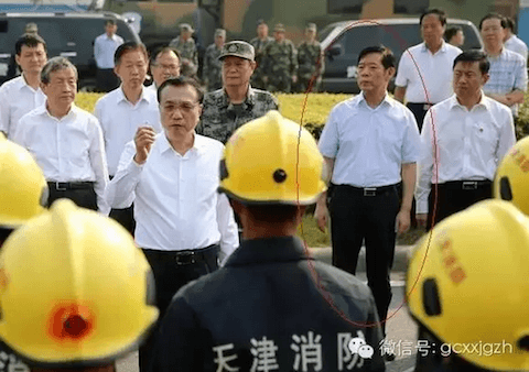 Yang Dongliang (circled in red), the former head of the State Administration of Work Safety, was present when Chinese premier Li Keqiang (C) spoke with firefighters in the Tianjin on Aug. 16, 2015. (Screen shot/WeChat)