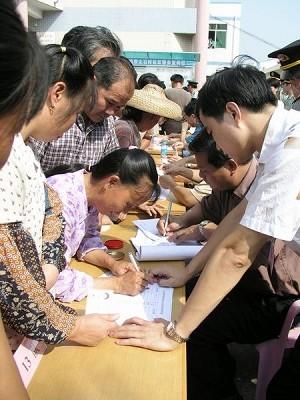 Signing petition to remove corrupt village head -  Scene 1 (The Epoch Times)
