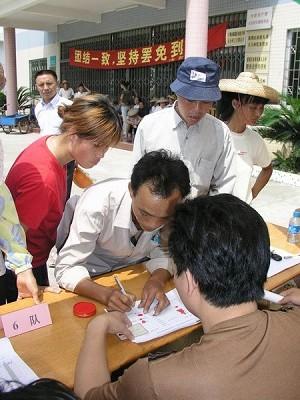 Signing petition to remove corrupt village head -  Scene 2 (The Epoch Times)