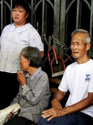 Concerned villagers outside the locked accounting office (The Epoch Times)