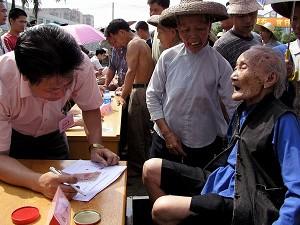 An woman in her 90s comes to support the petition (The Epoch Times)
