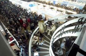 Beijing: stream of people at an employment exposition (AFP/Getty Images)
