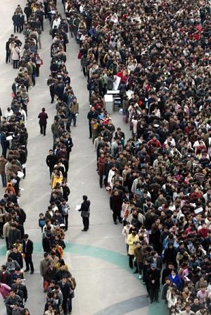 Xi&#039an City: long lines of people waiting to apply for advertised jobs (Getty Images)