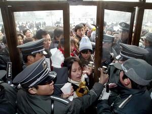 Beijing: people struggle to enter an employment registration center (AFP/Getty Images)