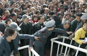 Xi&#039an City: job-seekers fighting to keep a place in the queue (Getty Images)