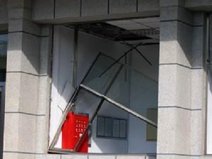 A window frame made of aluminum alloy of Jilin PetroChina Cultural Club, 0.248 miles from the accident, fell out of position. (The Epoch Times)