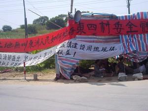 October 9, banners besides Dongzhou Road and the temporary tent set up by villagers for the protesters to take a rest in. (The Epoch Times)