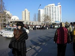 Police escorting people into a large bus. This picture was taken between 9:05 a.m. and 9:07 a.m. (The Epoch Times)