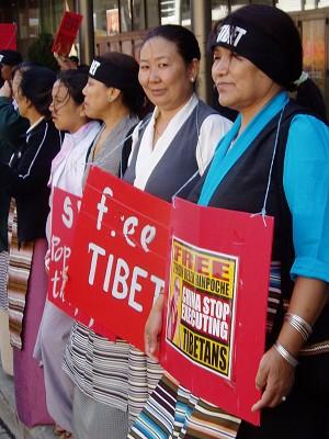 Tibetan activists hold signs calling for human rights in Tibet as CCP leader Hu Jintao was visiting Toronto on September 10, 2005. (The Epoch Times)