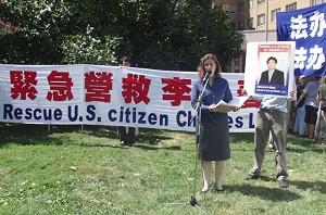 Ms. Laura Hatton from Friends of Charles Lee  reads "A Letter to Mr. Hu Jintao." (The Epoch Times)