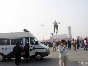 Making arrests on the Tiananmen Square. (The Epoch Times)