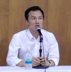 Song Yunfu speaks at the seminar in representative of the Life and Human Rights Watch for Repatriated North Koreans (The Epoch Times)