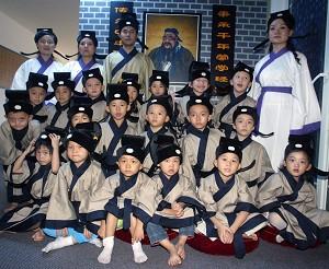 On September 16, 2006, Tongxue Center held a curriculum demonstration in Shenzhen City where 20 children attended a half-day National Studies class. (The Epoch Times)