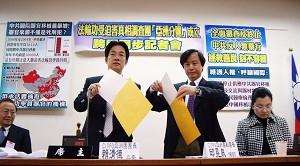 CIPFG-Asia Chairman, Taiwan lawmaker Lai Ching-te; and vice chairman attorney Kenneth Chiu prepare to mail their letters to the Chinese communist regime regarding CIPFG's aim of investigating Chinese prisons where Falun Gong practitioners are held. (Yang Jia/The Epoch Times)