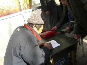 Petitioners in Beijing eagerly sign up to join the hunger strike (The Epoch Times)