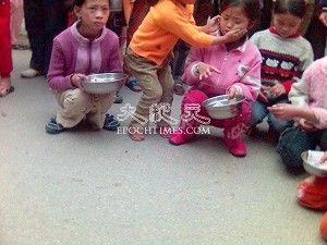 Children of injured villagers, and orphans, begging on the streets. (The Epoch Times)