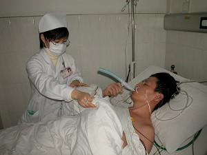 Li Gang was in a hospital bed on February 18, 2006. (Photo provided by business owners)