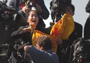 Dr. Wenyi Wang (C) demands that Chinese Communist Chairman Hu Jintao end the persecution of Falun Gong during a ceremony on the South Lawn off the White House on April 20, 2006 in Washington, DC. (Roger L. Wollenberg/Getty Images)