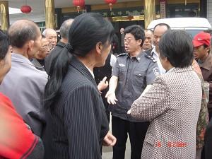 Longhui residents argue with the police. (The Epoch Times)