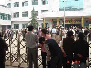 Longhui local residents went to court to support Yang Xiaoqing. (The Epoch Times)