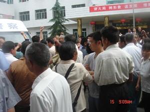Outside the courthouse, residents of Longhui County block the police vehicle transporting Mr. Yang Xiaoqing. (The Epoch Times)