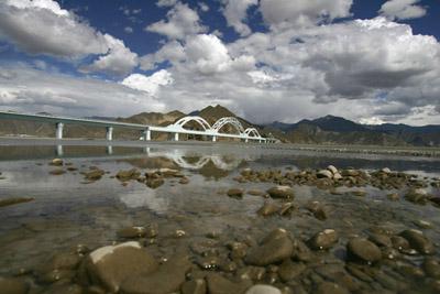 The photo shows the bridge of the Qinghai-Tibet Railway across the Lhasa River and the natural scenery around it. （Cancan Chu/Getty Images)