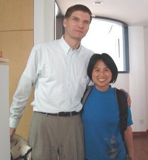 Li Xige (R) with a UNAIDS coordinator stationed in China, late May, 2006 (Hu Jia)