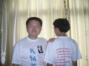 The font and back side of Sun Buer's election T-shirts (The Epoch Times)