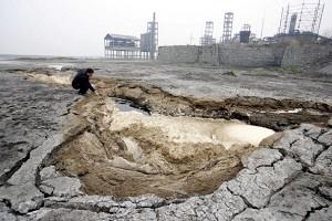 An environmental worker inspects sewage discharges in Dongting Lake on January 11, 2007. (China Photos/Getty Images)