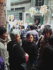 People going to Duan Huiming's home to mourn. (The Epoch Times)